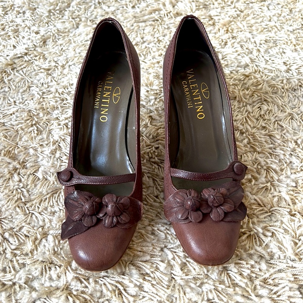 brown leather kitten heels